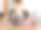 家庭:父母和小女孩在室内的肖像图片下载