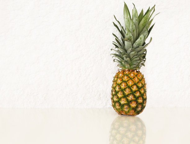 白色背景上的新鲜菠萝图片下载