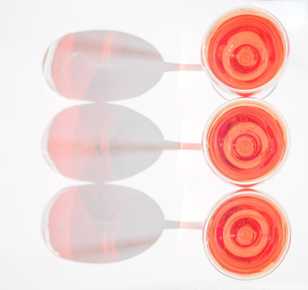 白色背景上的三只粉色葡萄酒杯图片下载