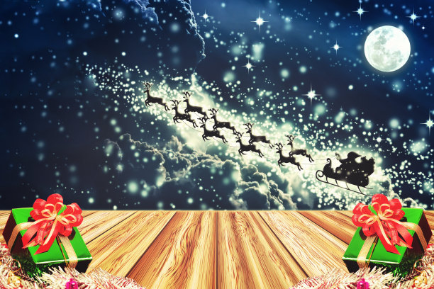 圣诞老人在驯鹿拉的雪橇上飞行的剪影。图片下载