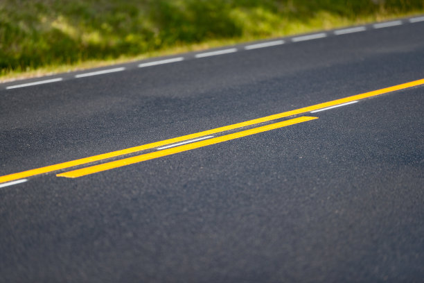 沥青路面近景详细视图。黄白线加黑线图片下载
