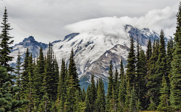 华盛顿州的雨雪云雨之巅图片下载