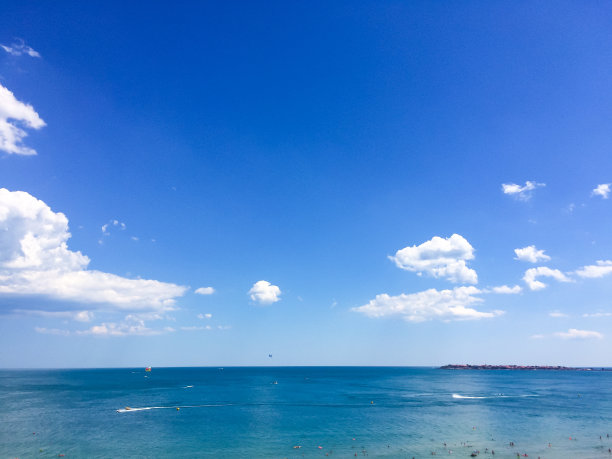 夏日蔚蓝的天空，白云和大海图片下载