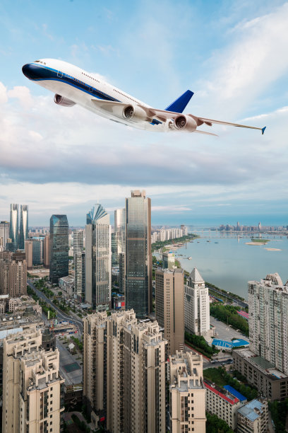 喷气式客机起飞的低角度视图图片下载