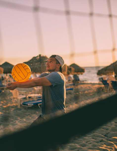 在沙滩排球比赛的时候素材图片