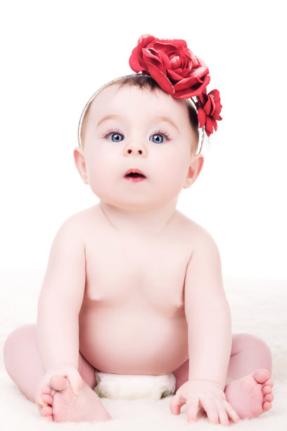 可爱的小女孩戴着头巾，头上戴着白色的花图片下载