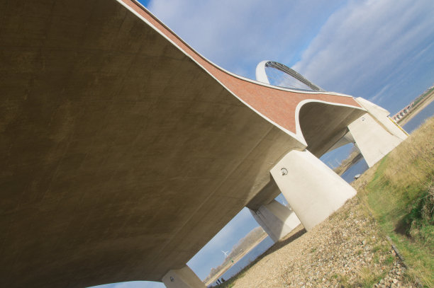奥弗斯泰克是瓦尔河上的一座荷兰桥图片下载