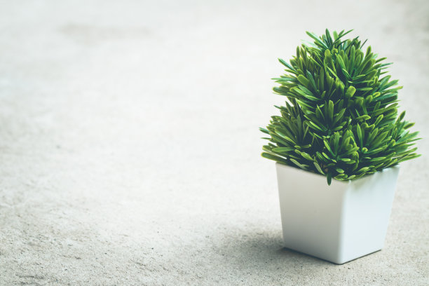 地面复古背景上的小人造树。复制空间图片下载