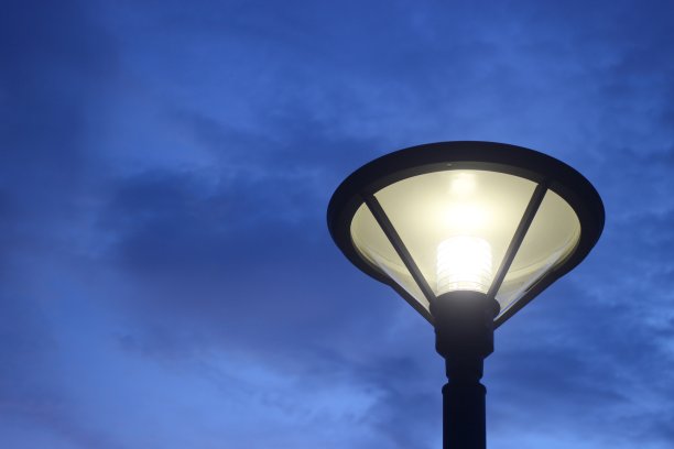 晚上的电灯。图片下载