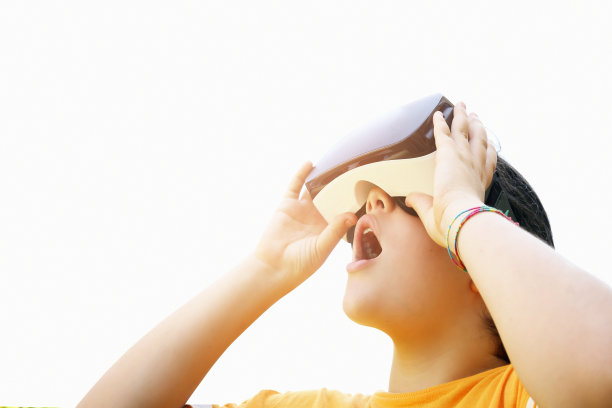 着迷的小女孩使用VR虚拟现实眼镜图片下载