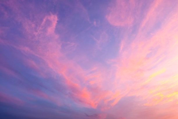 金色的光照耀着天空图片下载