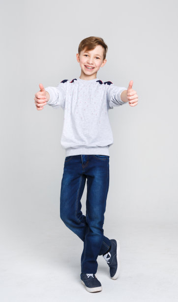 一幅欢快的男孩竖起大拇指的肖像图片下载