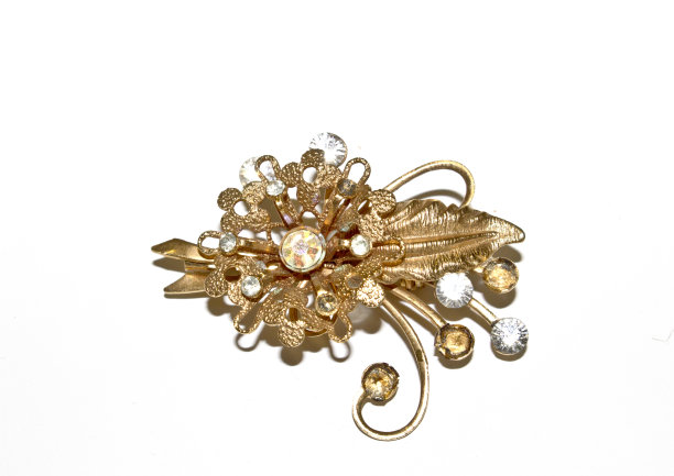 古董垂饰胸针在白色的背景图片下载
