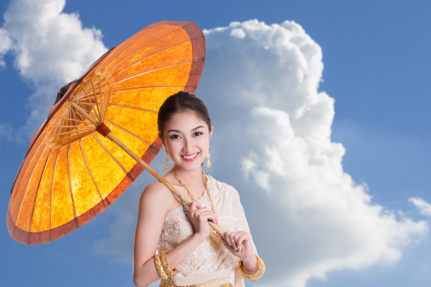 泰国人传统的撑伞图片下载