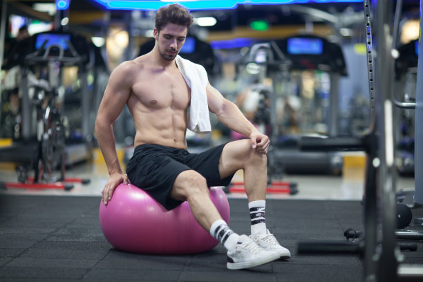 在健身房锻炼的健壮男人素材图片