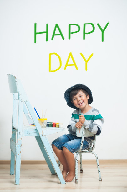 快乐的孩子用颜料作画。图片下载