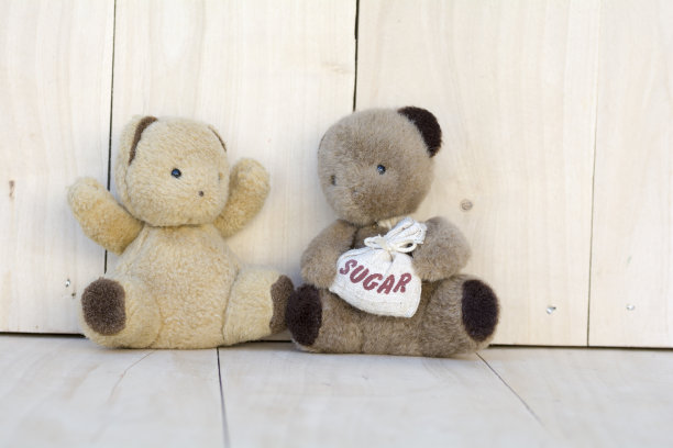 一对泰迪熊在木地板上。图片下载