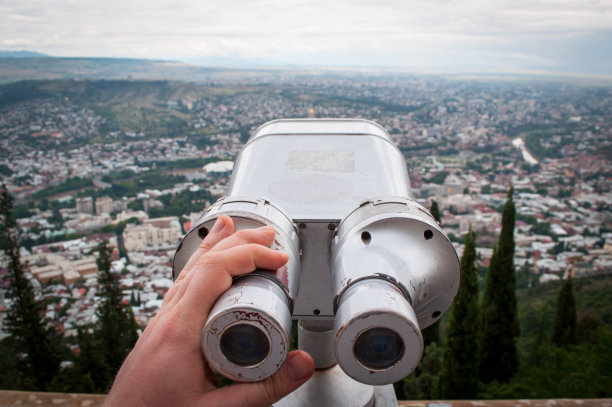 街上有双筒望远镜图片下载