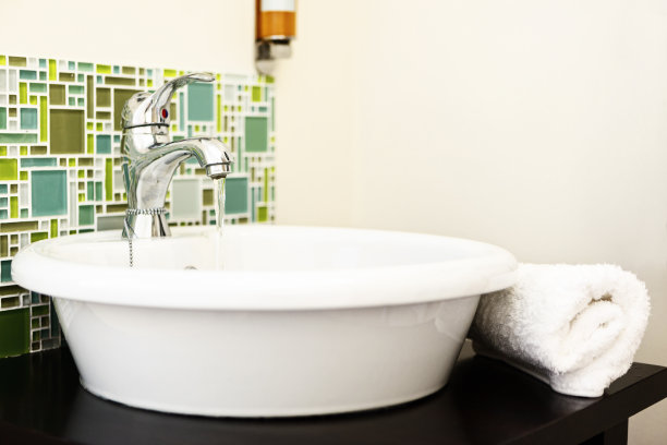 浴室梳妆台上的洗手盆素材图片