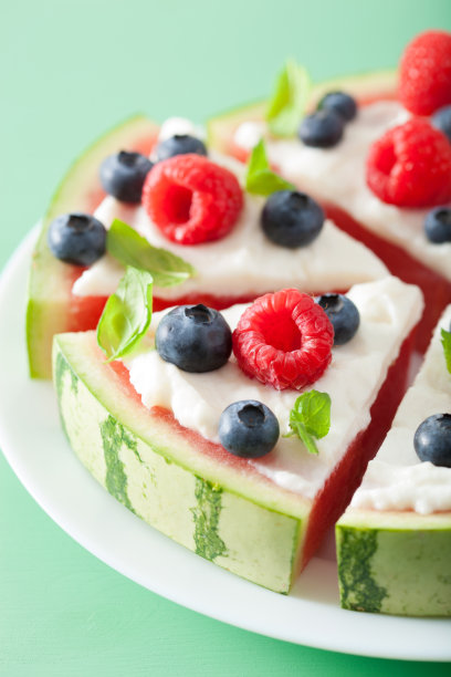西瓜披萨片配酸奶和浆果，夏季甜点图片下载