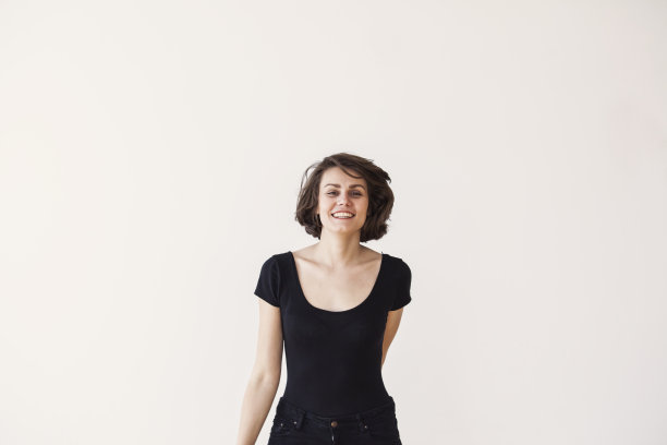 微笑的年轻女子有乐趣图片下载