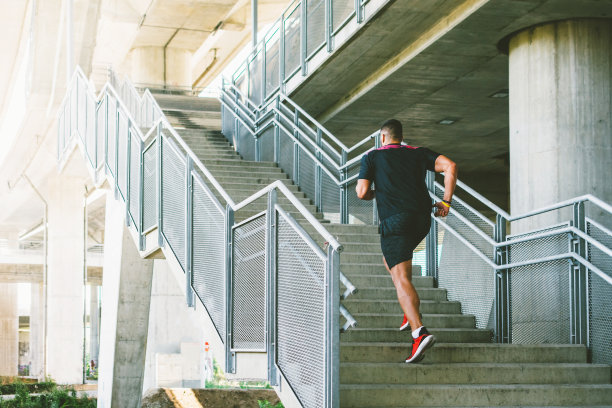 跑上楼梯图片下载