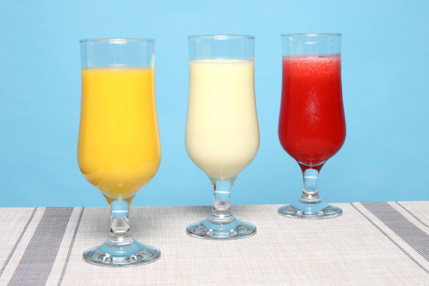 水果鸡尾酒蓝色背景图片下载