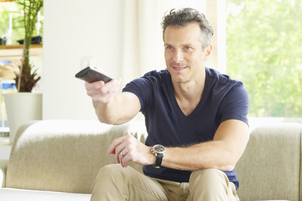 看电视的男人图片下载