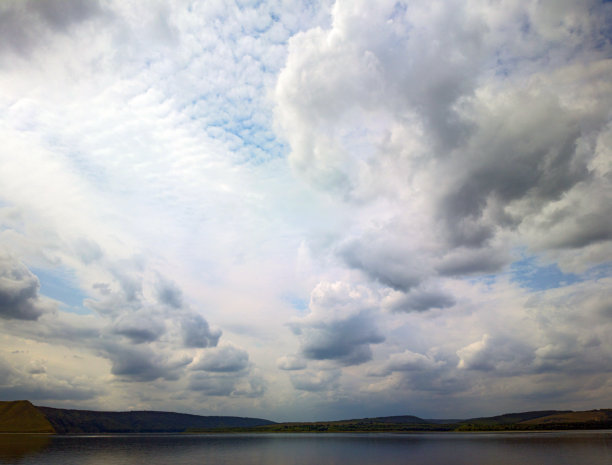 海湾上空的天空。图片下载