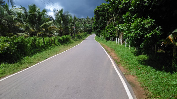 公路-斯里兰卡的村庄图片下载