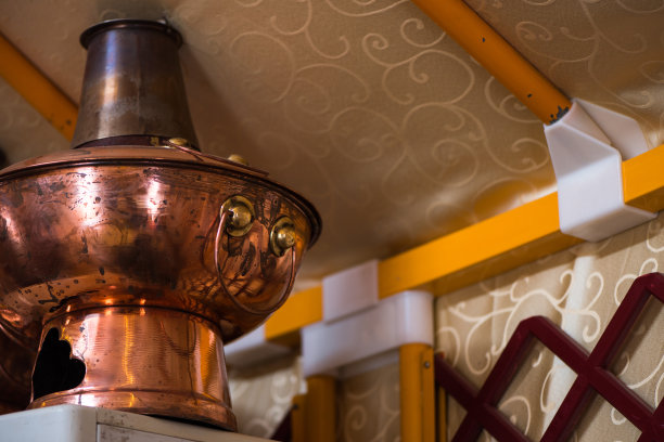 铜制的热锅被放在高处。素材图片