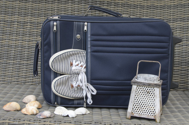 蓝色行李箱，棕色底色条纹运动鞋图片下载