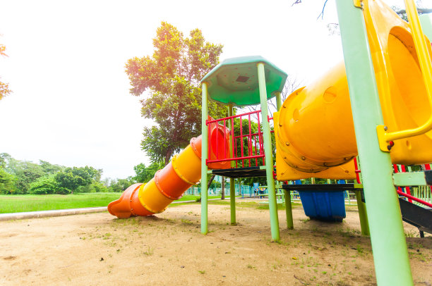 泰国曼谷市中心公园里五颜六色的游乐场图片下载