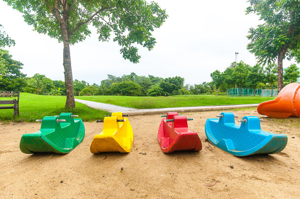 泰国曼谷市中心公园里五颜六色的游乐场图片下载