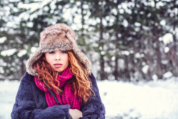 女人美丽的冬天图片下载
