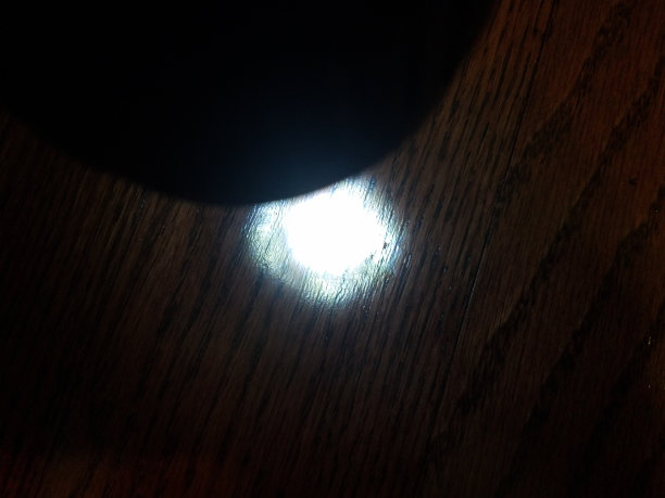 灯光照在木地板上图片下载