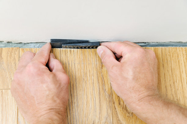 安装层压地板。图片下载