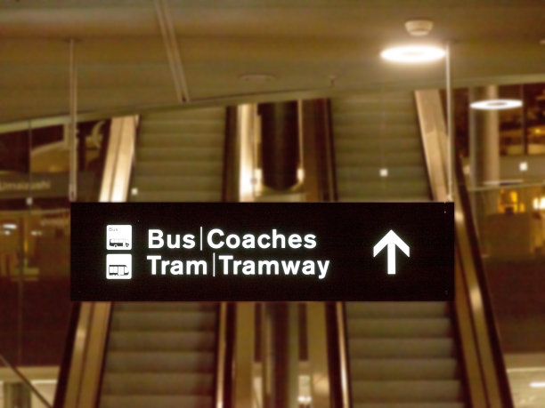 去机场的长途汽车和电车图片下载