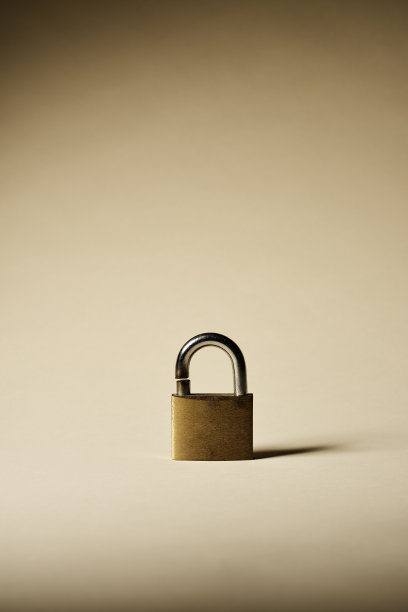 米黄色的破挂锁图片下载