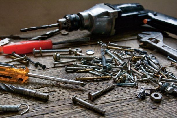 一堆旧螺栓和螺母图片下载