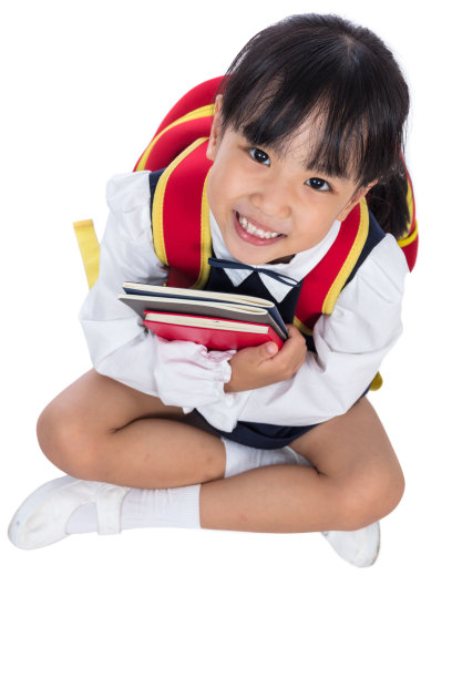 亚裔华裔小学女孩坐在地板上图片下载