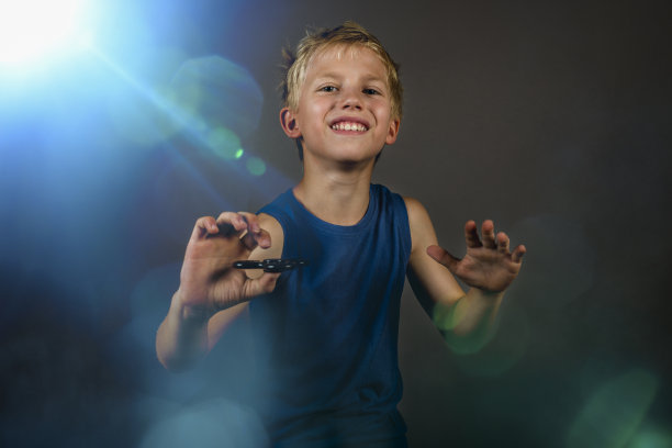 有指尖陀螺的男孩图片下载