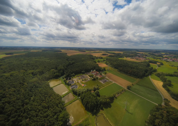 德国巴伐利亚赫尔佐根奥拉赫市附近的风景航拍照片图片下载