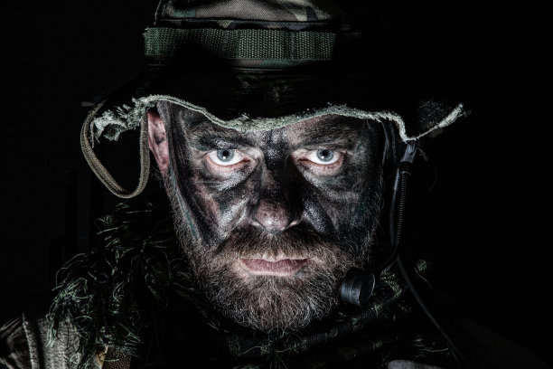 丛林作战特写镜头图片下载