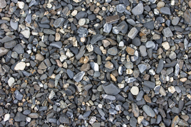 从上面看到的海滩上灰色和白色鹅卵石的背景照片图片下载