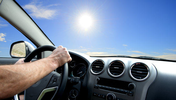 在路上开车图片下载