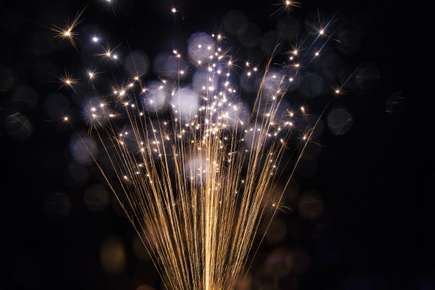 烟火在黑色背景下发出火花图片下载