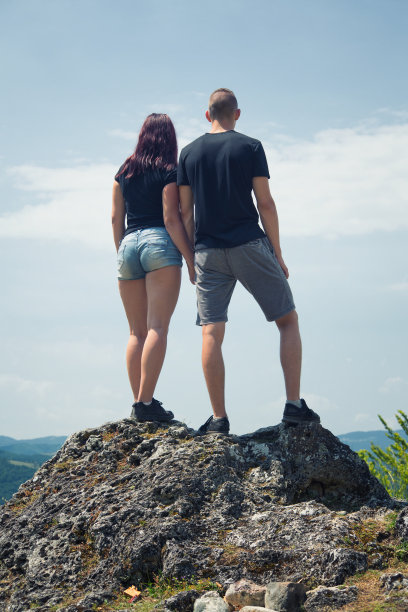 夏天，一对年轻夫妇站在山顶上图片下载