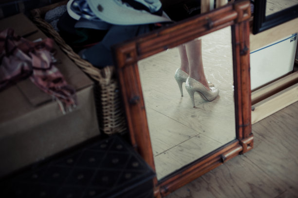 镜子里的女人穿着闪闪发光的高跟鞋图片下载