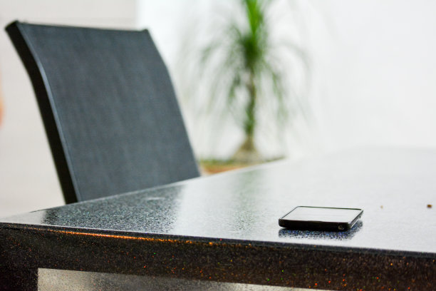 桌上有一部移动电话图片下载